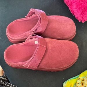 UGG Women's magenta Suede clogs